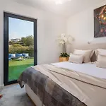 Apartamento New Luxury With Sea View And Private Heated Pool, 50m From The Split