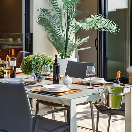 아파트 New Luxury With Sea View And Private Heated Pool, 50m From The *
